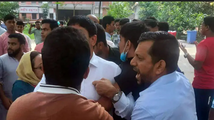 ঢাকা কলেজে শিক্ষক-শিক্ষার্থীদের মধ্যে ধস্তাধস্তি